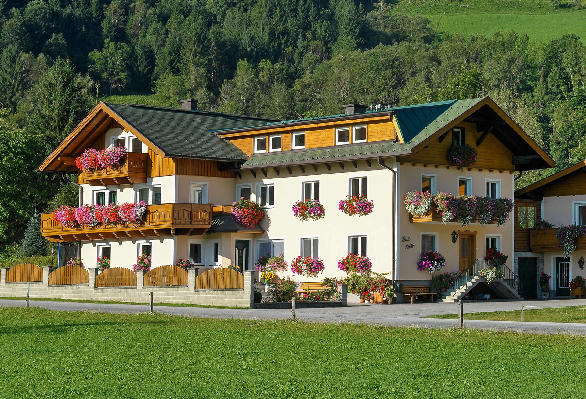 Haus Reiter-Helpferer, Zimmer & Ferienwohnungen in Schladming